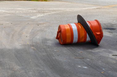 Turuncu ve beyaz varil yan yana devrilmiş, trafik kazası dikkatsiz sürüş, yatay görünüm