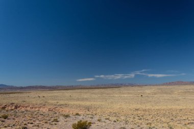 Uçsuz bucaksız bir çöl platosu, derin mavi gökyüzü, New Mexico ABD, yatay görünüş