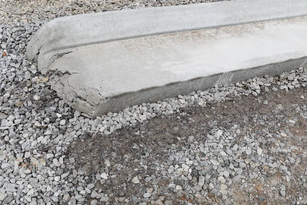 Closeup View End Section Extruded Concrete Curbing Bed Heavy Gravel — Stock Photo, Image