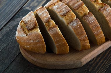 Bir kesme tahtası üzerinde ekmek dilimleri