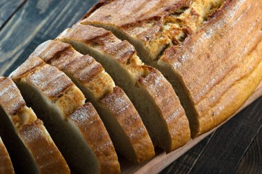 Bir kesme tahtası ahşap zemin üzerinde ekmek dilimleri