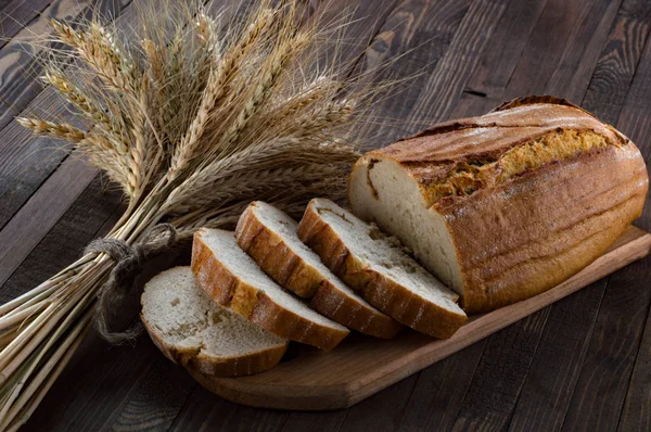 Bir kesme tahtası ve kulakları ahşap üzerine buğday ekmek dilimleri