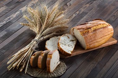 Bir kesme tahtası ve kulakları ahşap üzerine buğday ekmek dilimleri