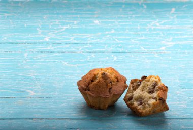 Mavi zemin üzerine üzümlü kek