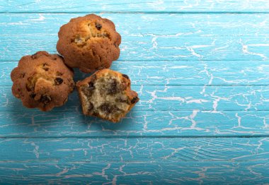 Mavi zemin üzerine üzümlü kek