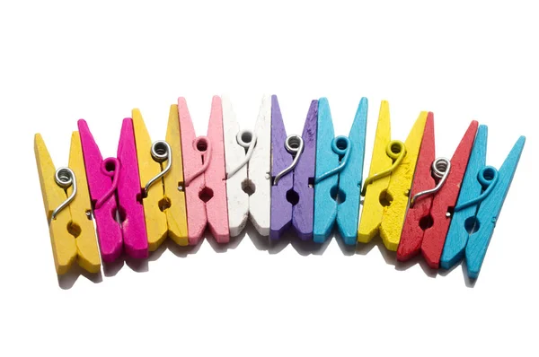 İzole keten clothespins arka planını çok renkli