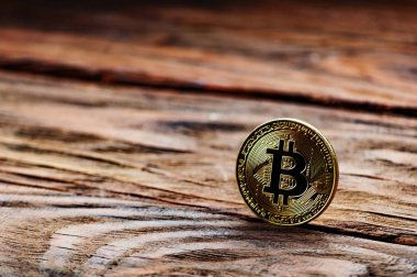 Ahşap arka plan üzerinde sikke bitcoin
