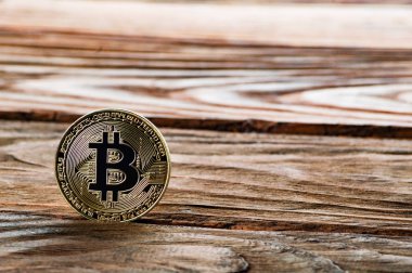 Ahşap arka plan üzerinde sikke bitcoin