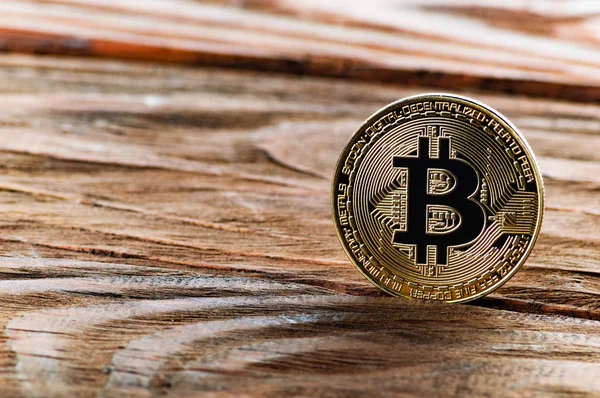 Ahşap arka plan üzerinde sikke bitcoin