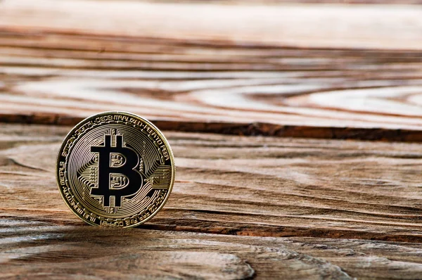 Ahşap arka plan üzerinde sikke bitcoin