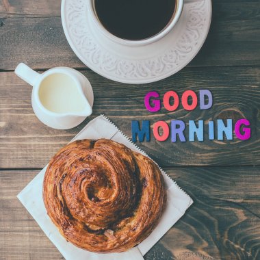 krem sürahi ve harfler Günaydın 