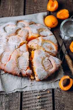 lezzetli dilimlenmiş kayısı pasta