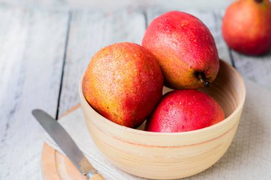 ahşap kase kırmızı armut