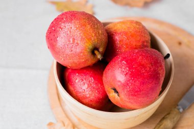 Ahşap kase taze organik armut