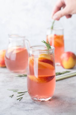 Şeftali ve biberiye limonata