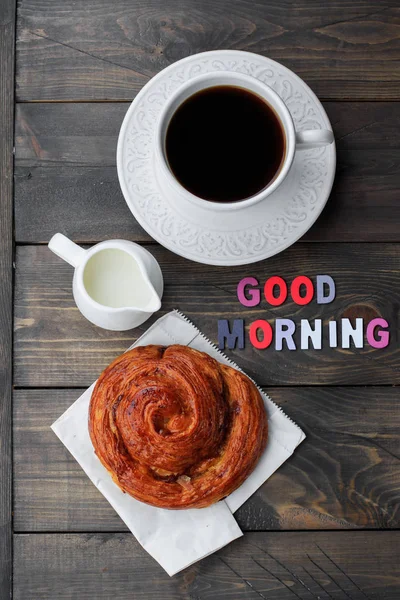 Taza de café y cartas Buenos días — Foto de Stock