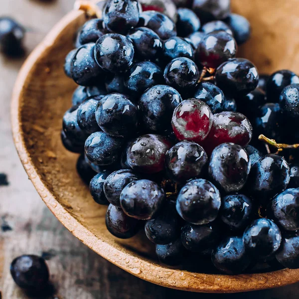  Olgun kırmızı üzüm kase