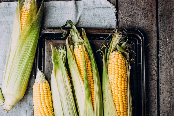 Свежая кукуруза на столе — стоковое фото