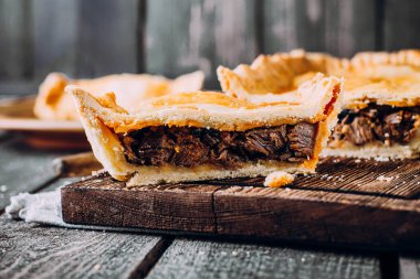 Avustralya etli börek ahşap tahta üzerinde