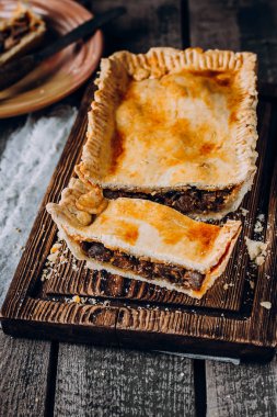 Avustralya etli börek ahşap tahta üzerinde