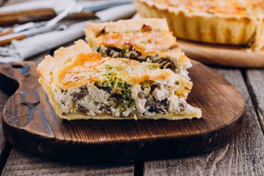 pasta mantar, tavuk ve otlar