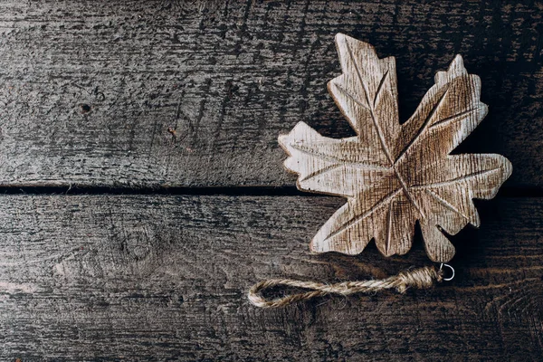 Ξύλινο φύλλο σφενδάμνου σε φόντο ξύλινη — Φωτογραφία Αρχείου