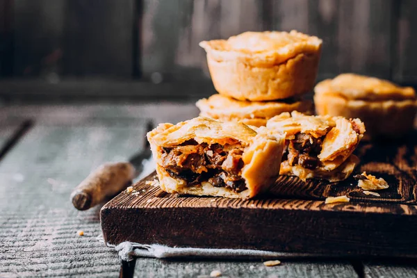 Tortas de carne australianas na mesa de madeira — Fotografia de Stock