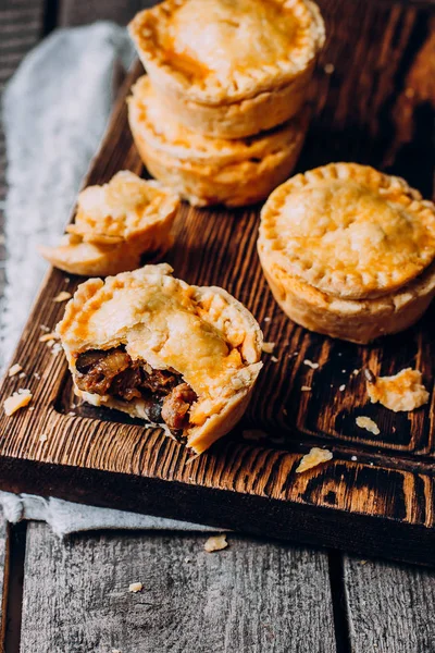 Tortas de carne australianas na mesa de madeira — Fotografia de Stock