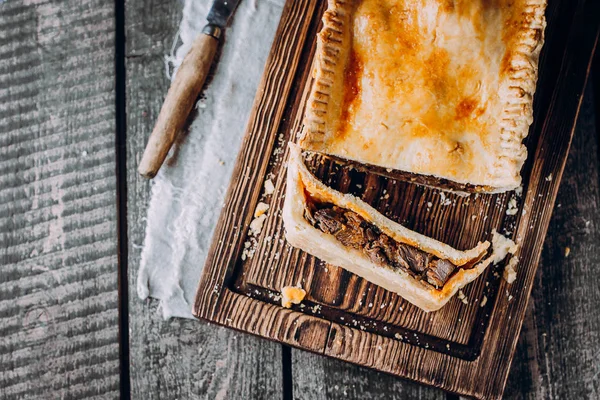 Pastel de carne australiana sobre tabla de madera — Foto de Stock