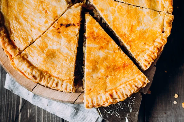 Färskt kött paj på träskiva — Stockfoto