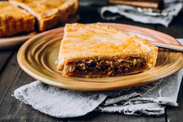 Pedaços de torta de carne fresca em tábua de madeira — Fotografia de Stock