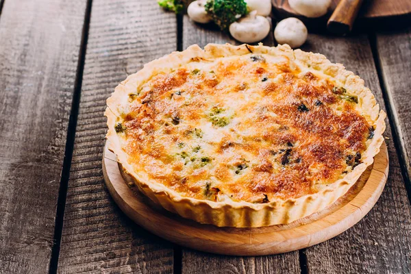 Torta com cogumelos, frango e ervas — Fotografia de Stock