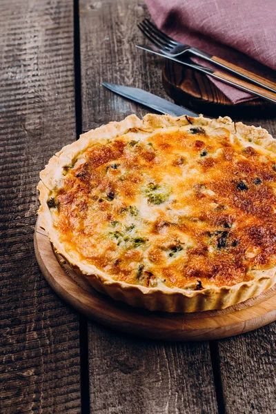 Torta com cogumelos, frango e ervas — Fotografia de Stock