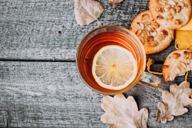 Çerezler ile limon çayı fincan sıcak