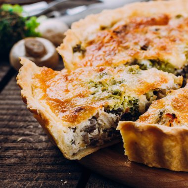 pasta mantar, tavuk ve otlar