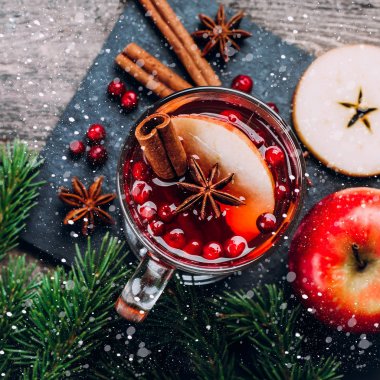 Cam baharat ile mulled şarap