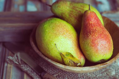 Ahşap kase taze armut 