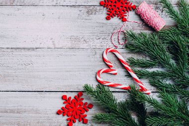 şeker çubukları, süslemeleri ve köknar şube