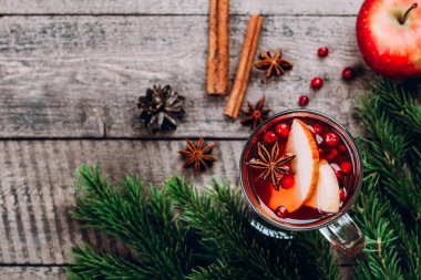 Cam baharat ile mulled şarap