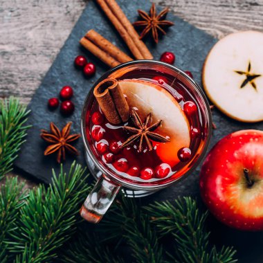 Cam baharat ile mulled şarap