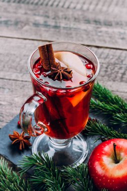 Cam baharat ile mulled şarap