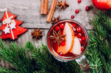 Cam baharat ile mulled şarap