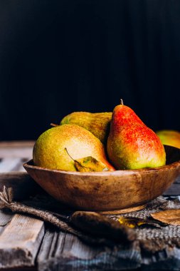 Ahşap kase taze armut 