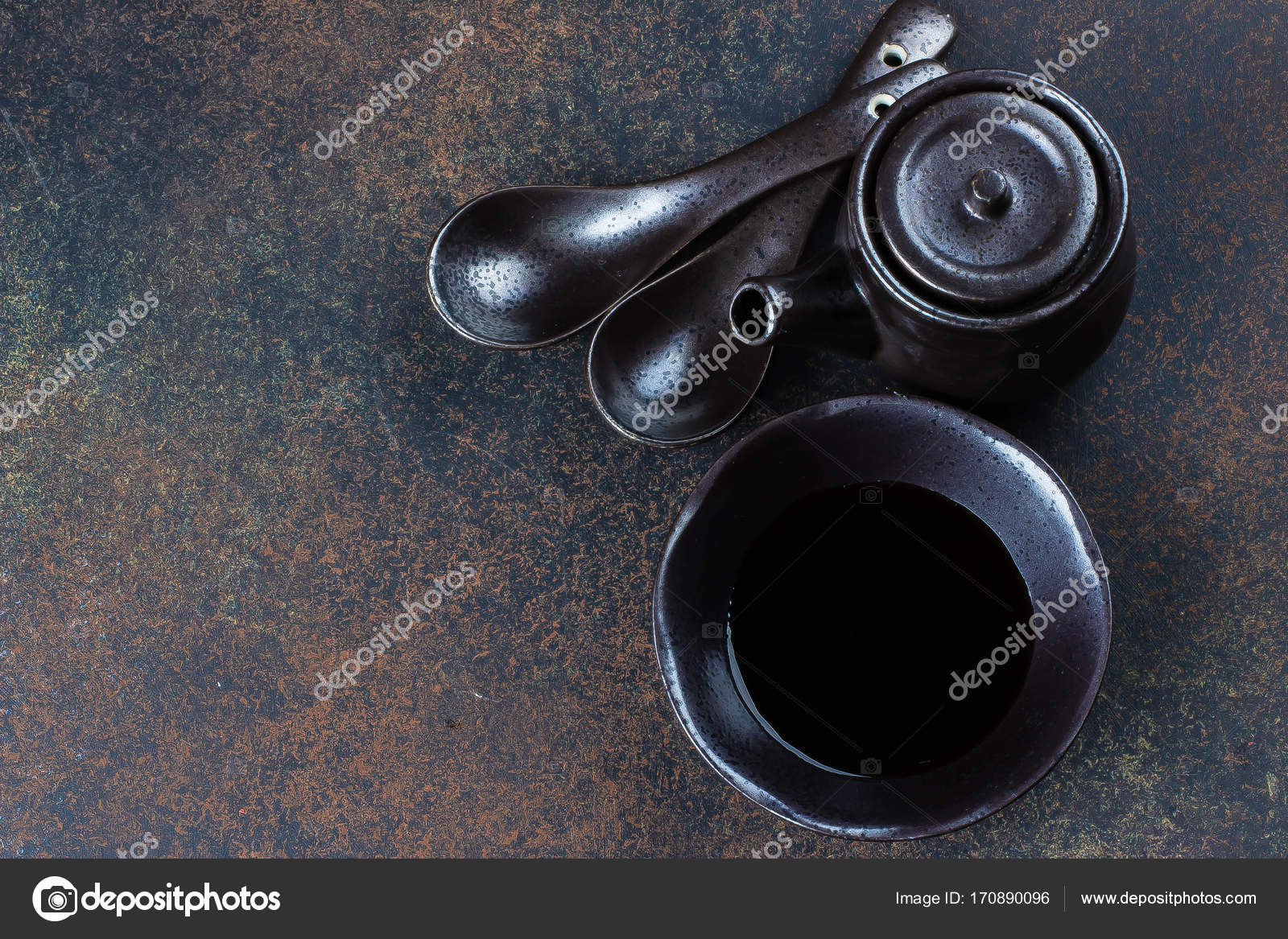 Löffel, Tasse mit Sojasauce und Wasserkocher — Stockfoto © AnikonaAnn