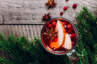 Cam baharat ile mulled şarap