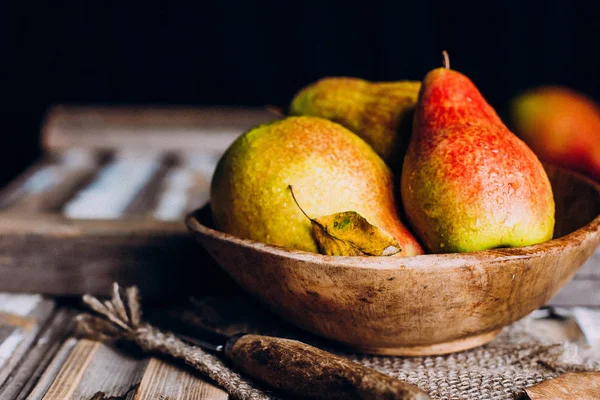 Ahşap kase taze armut 