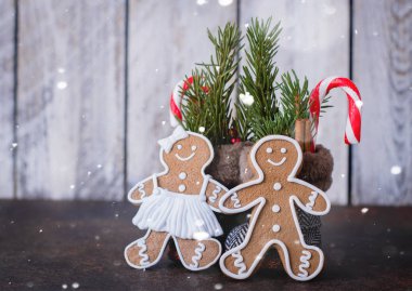 Bot ve Gingerbread adam çerezleri Noel tebrik kartı 