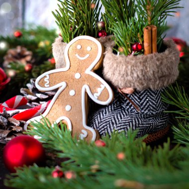 Noel arka plan ile kurabiye zencefilli kurabiye adam