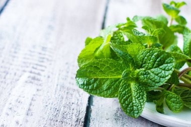 Tahta masada yeşil taze nane.