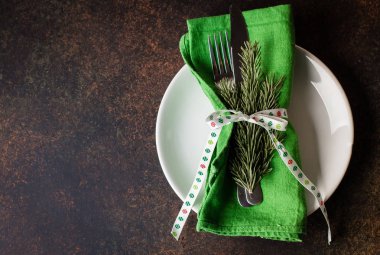 Noel tablo ayarını kopya alanı ile siyah arka plan üzerinde beyaz masa örtüsü üzerinde şenlikli süslemeleri ile.